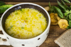 Сырный суп с лисичками и курицей: фото к шагу 7.