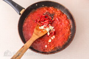 Жареный сладкий перец с томатным соусом: фото к шагу 7.