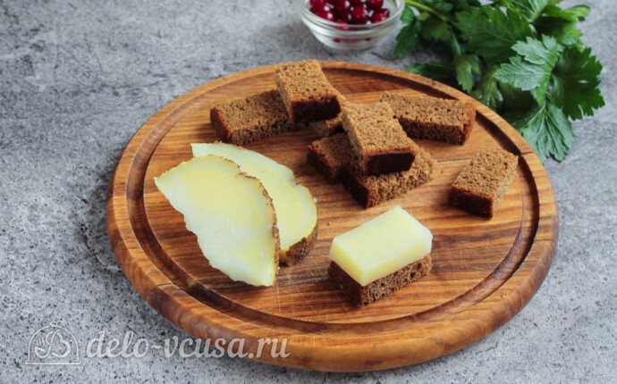 Канапе с селедкой, картошкой и клюквой: фото к шагу 2.