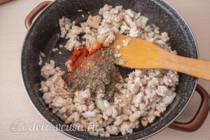 Макароны с фаршем в сырном соусе: фото к шагу 4.