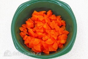 Нежный крабовый салат с морковью: фото к шагу 1.
