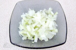 Овощной салат с колбасой: фото к шагу 4.