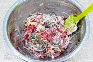 Овощной салат с сельдереем, грибами и сыром: фото к шагу 8.