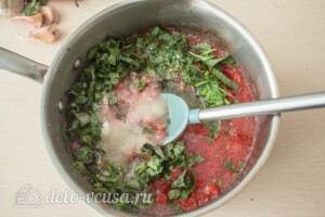 Томатный соус с базиликом на зиму: фото к шагу 6.