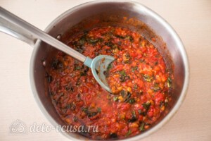 Томатный соус с базиликом на зиму: фото к шагу 7.