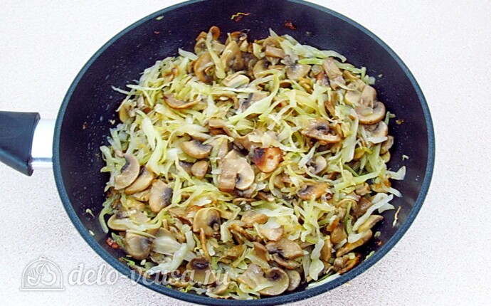 Заливной пирог с курицей, грибами и капустой: фото к шагу 15.