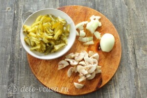 Солянка с грибами и картошкой: фото к шагу 1.
