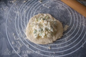 Лепешки с творогом и зеленью на сковороде: фото к шагу 9.