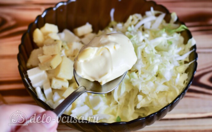 Салат с курицей, капустой и сыром: фото к шагу 6.
