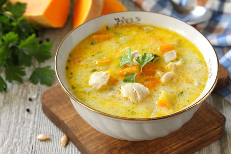 Тыквенный суп с курицей и сыром