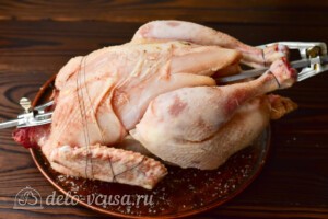 Курица-гриль на вертеле в духовке: фото к шагу 4.
