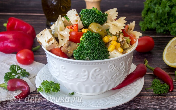 Паста-салат с овощами и сыром фета