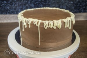 Шоколадно-карамельный торт с бананом: фото к шагу 12.