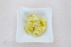 Пикантный салат из репы и сыра: фото к шагу 3.