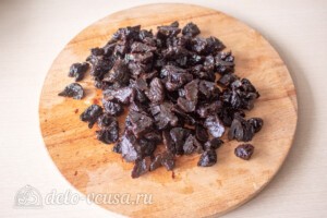 Салат из свёклы с черносливом и орехами: фото к шагу 4.