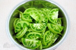 Салат из зелёных помидоров с капустой на зиму: фото к шагу 1.