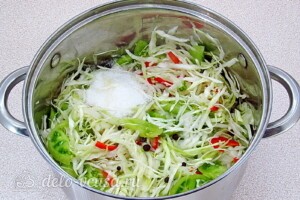 Салат из зелёных помидоров с капустой на зиму: фото к шагу 10.