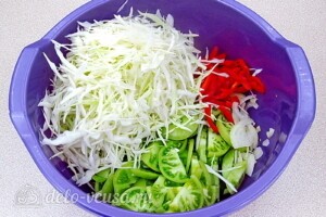 Салат из зелёных помидоров с капустой на зиму: фото к шагу 5.