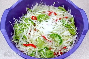Салат из зелёных помидоров с капустой на зиму: фото к шагу 6.