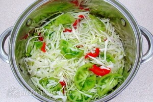 Салат из зелёных помидоров с капустой на зиму: фото к шагу 8.