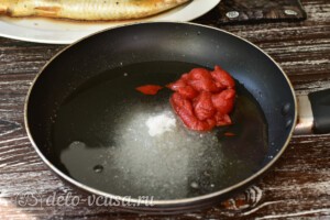 Маринованная сельдь в томатном соусе: фото к шагу 1.