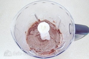 Шоколадный блинный торт с творогом: фото к шагу 12.