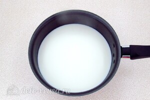 Манная каша на молоке: Довести молоко до кипения