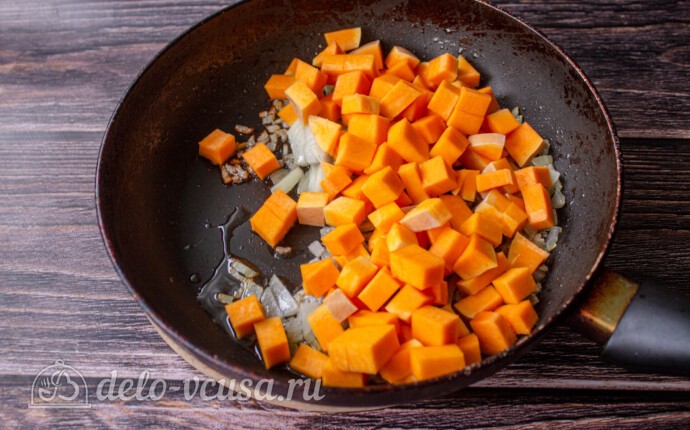 Ризотто с тыквой и сыром: фото к шагу 3.