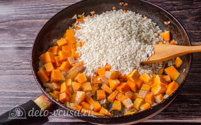 Ризотто с тыквой и сыром: фото к шагу 5.