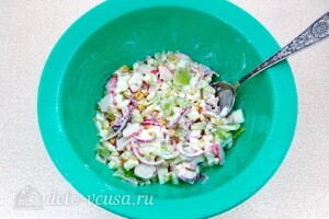 Крабовый салат с киви: фото к шагу 6.