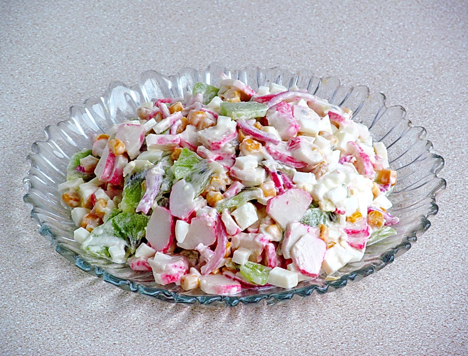 Крабовый салат с киви