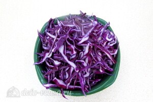 Грибной салат с краснокочанной капустой: фото к шагу 3.