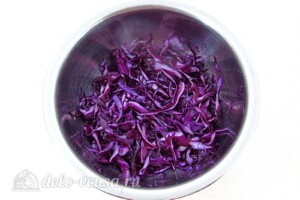 Грибной салат с краснокочанной капустой: фото к шагу 4.