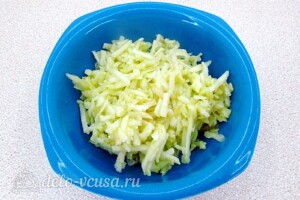 Салат из морской капусты с яблоком: фото к шагу 4.