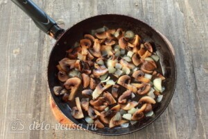 Баварские котлеты: обжариваем лук и грибы