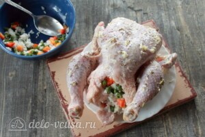 Курица, фаршированная рисом и овощами: фото к шагу 6.