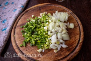 Салат со свеклой, сыром и сельдью: фото к шагу 5.