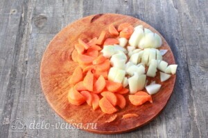 Морковь и лук нарезанные крупными кусочками