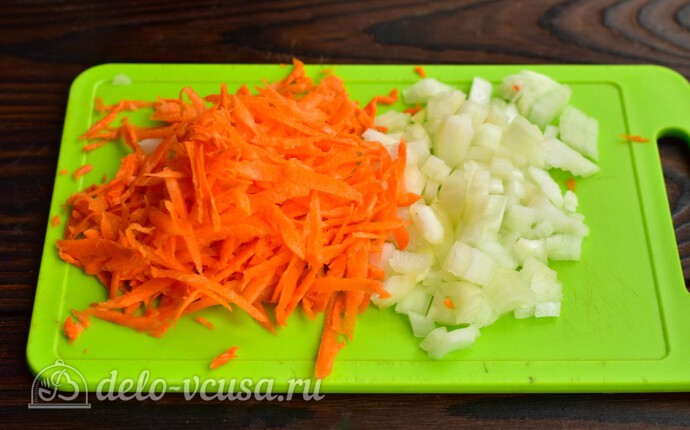 Морковь и лук измельчить