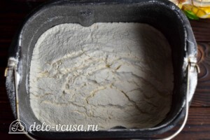 Молочный хлеб в хлебопечке: фото к шагу 5.
