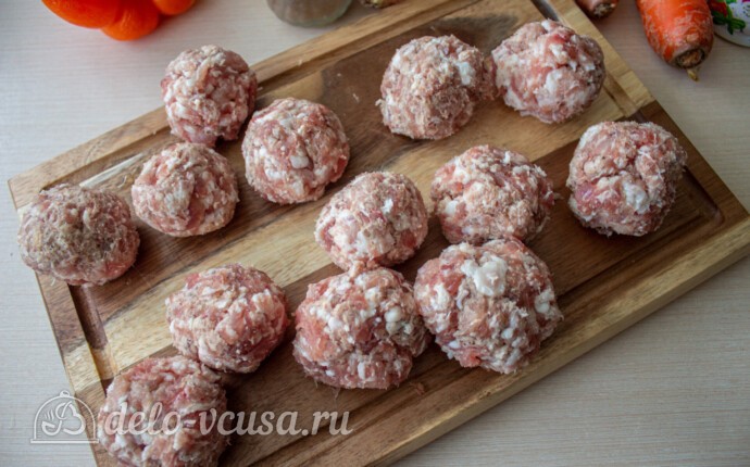 Мясные шарики с моцареллой в томатном соусе: фото к шагу 2.