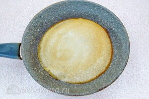 Рисовые блины на молоке: фото к шагу 7.
