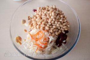 Зимний салат с фасолью и свеклой: фото к шагу 6.