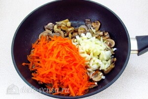 Стручковая фасоль с грибами в томатном соусе: фото к шагу 7.