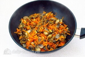 Стручковая фасоль с грибами в томатном соусе: фото к шагу 8.
