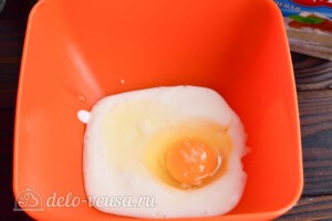 Таратушки на кефире: соединить кефир и яйцо