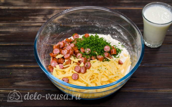 Сконы с сыром и колбасой: фото к шагу 4.