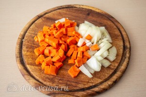 Режем лук и морковь