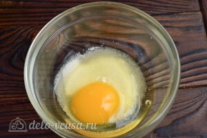 Взбить яйца и сахар