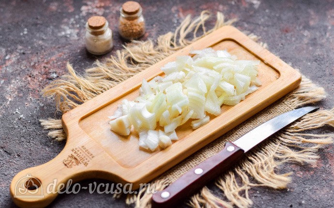 Лук режем кубиками